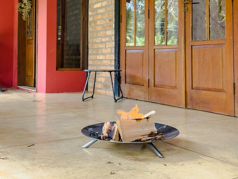 Casa na Granja Viana em frente à reserva ambiental