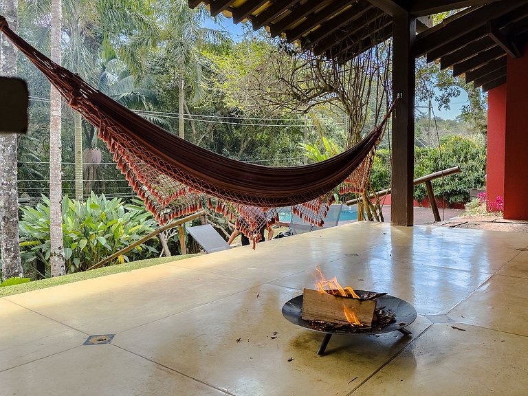Casa na Granja Viana em frente à reserva ambiental