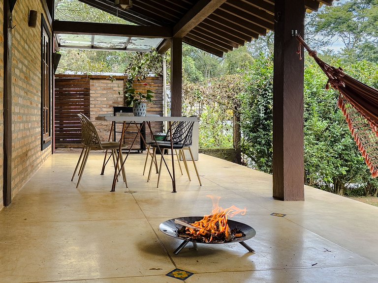 Casa na Granja Viana em frente à reserva ambiental