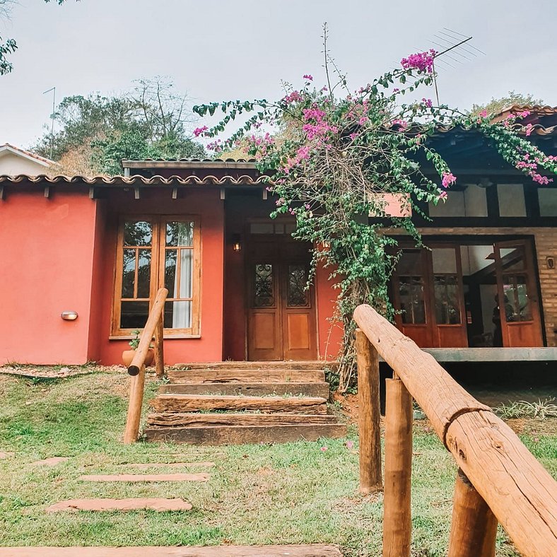 Casa acolhedora em meio à natureza - Granja Viana