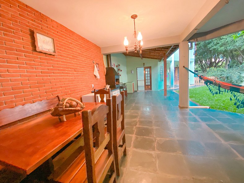 Casa confortável com churrasqueira na Granja Viana