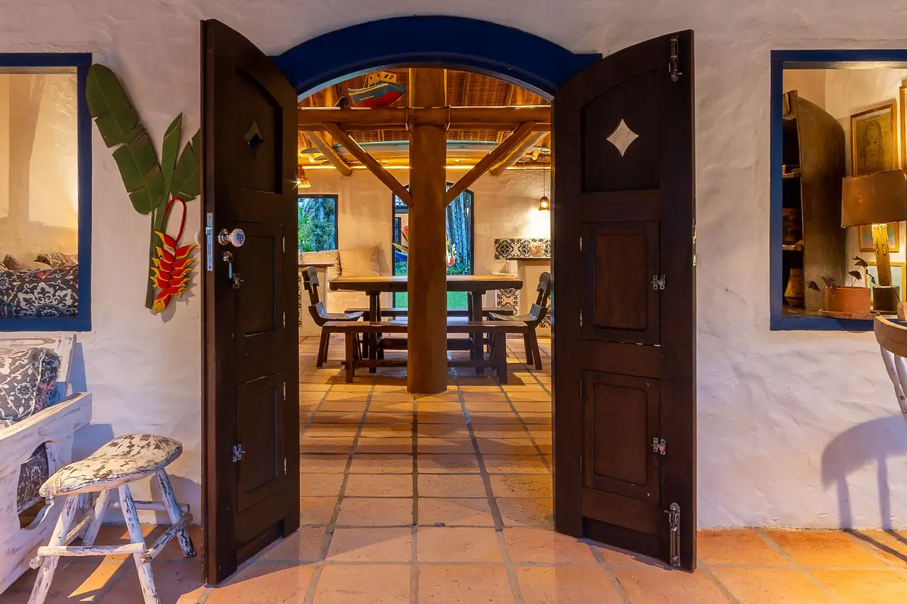 Porta de entrada ampla da casa