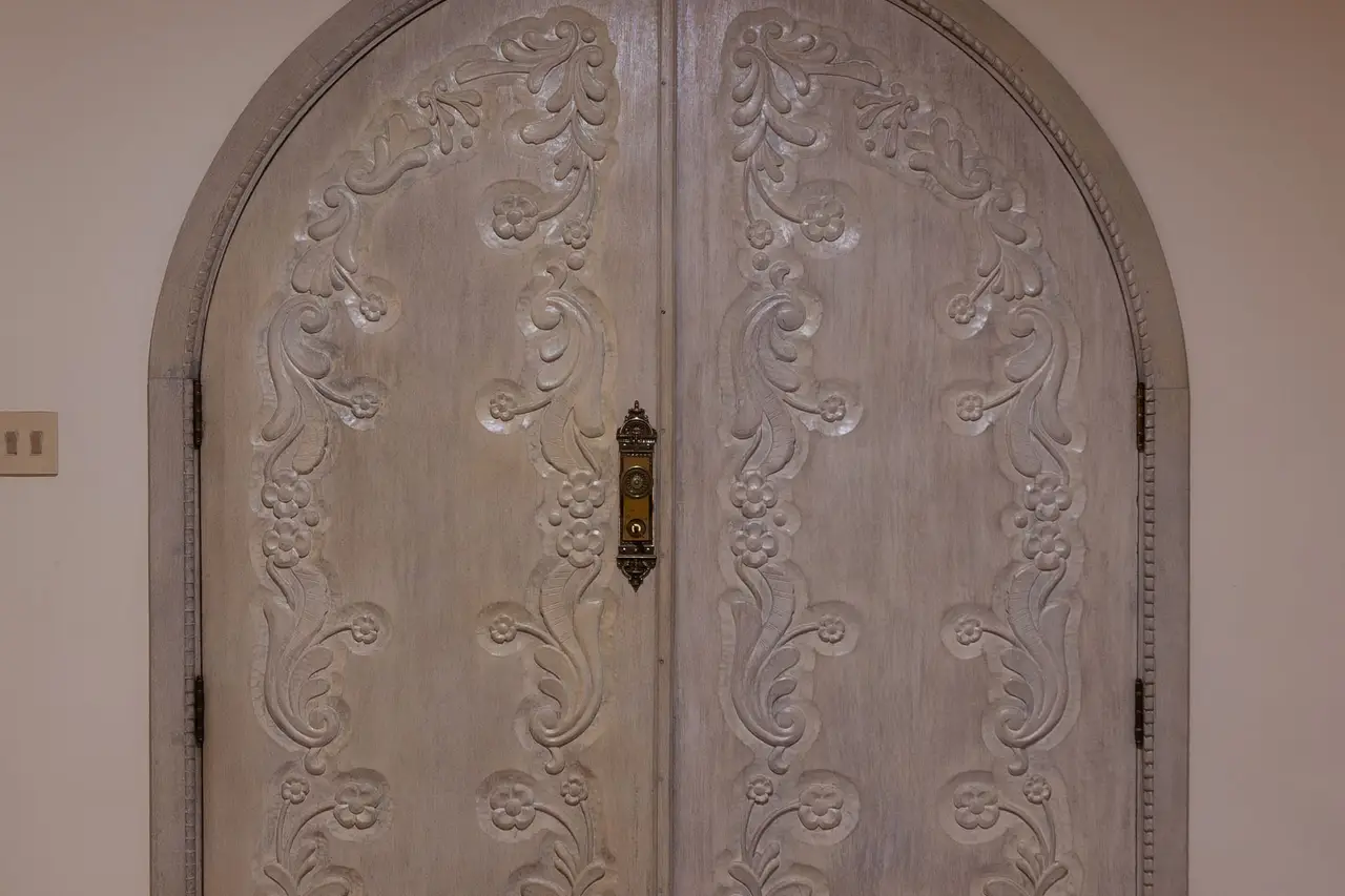 Porta de entrada ampla da casa