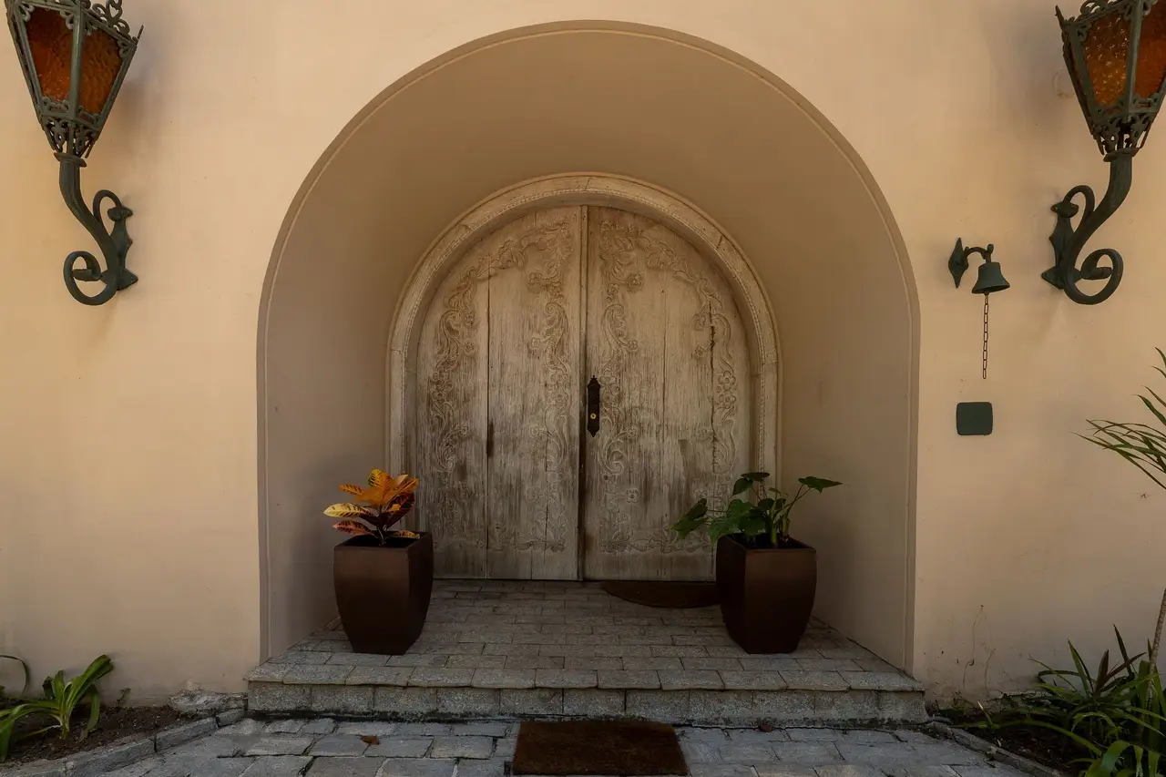 Porta de entrada ampla da casa