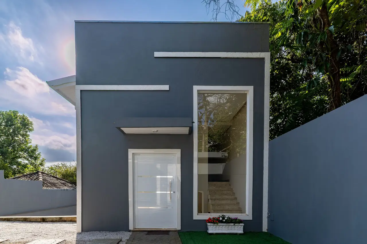 Porta de entrada ampla da casa · Casa con vista panorámica y piscina Granja Viana, Vila Diva, Carapicuíba