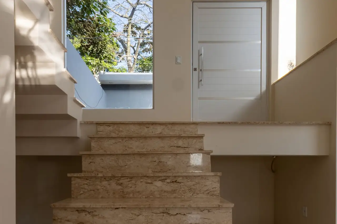 Porta de entrada ampla da casa (foto 40) · Casa con vista panorámica y piscina Granja Viana, Vila Diva, Carapicuíba